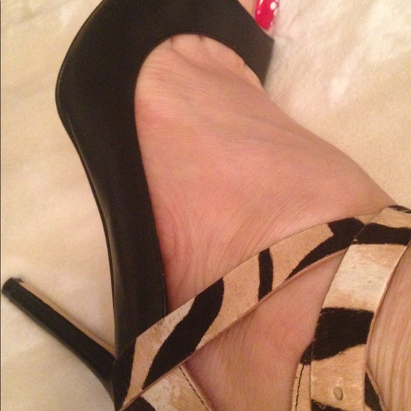 Beautiful Marciano peep toe heels 👠 - Picture 2 of 7